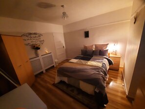 1 bedroom, iron/ironing board, WiFi, bed sheets - Cosy home in a warm family friendly quiet peaceful area in Dudley, West Mids  (Dudley)