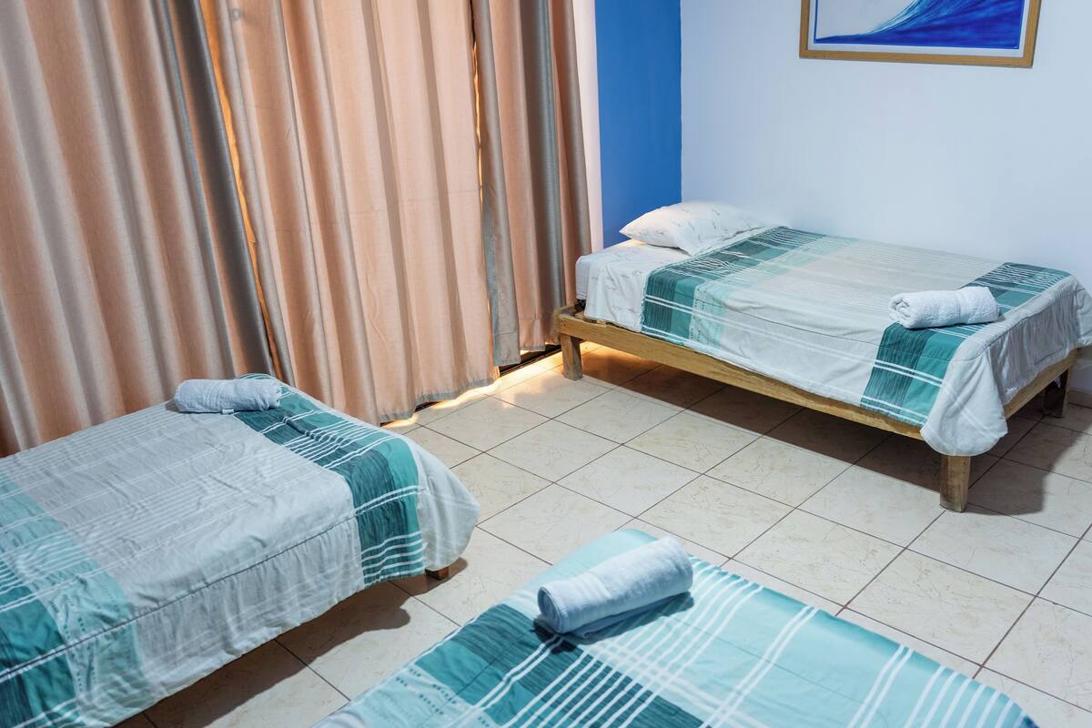 基本三人房, 3 張單人床, 庭園景, 地面 | 高級寢具、羽絨被、Select Comfort 床墊、免費 Wi-Fi