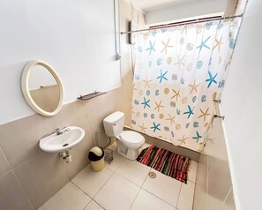 Basic Room, Garden View, Beachside | Bathroom | Shower, towels - Hotel Sueños de Chicama (Rázuri)