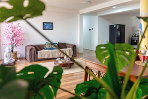 Family Studio Suite, Housekeeping, Beach View | Living area | 30-inch flat-screen TV with cable channels, TV - Hotel Sueños de Chicama (Rázuri)