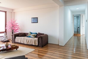Family Studio Suite, Housekeeping, Beach View | Living area | 30-inch flat-screen TV with cable channels, TV - Hotel Sueños de Chicama (Rázuri)