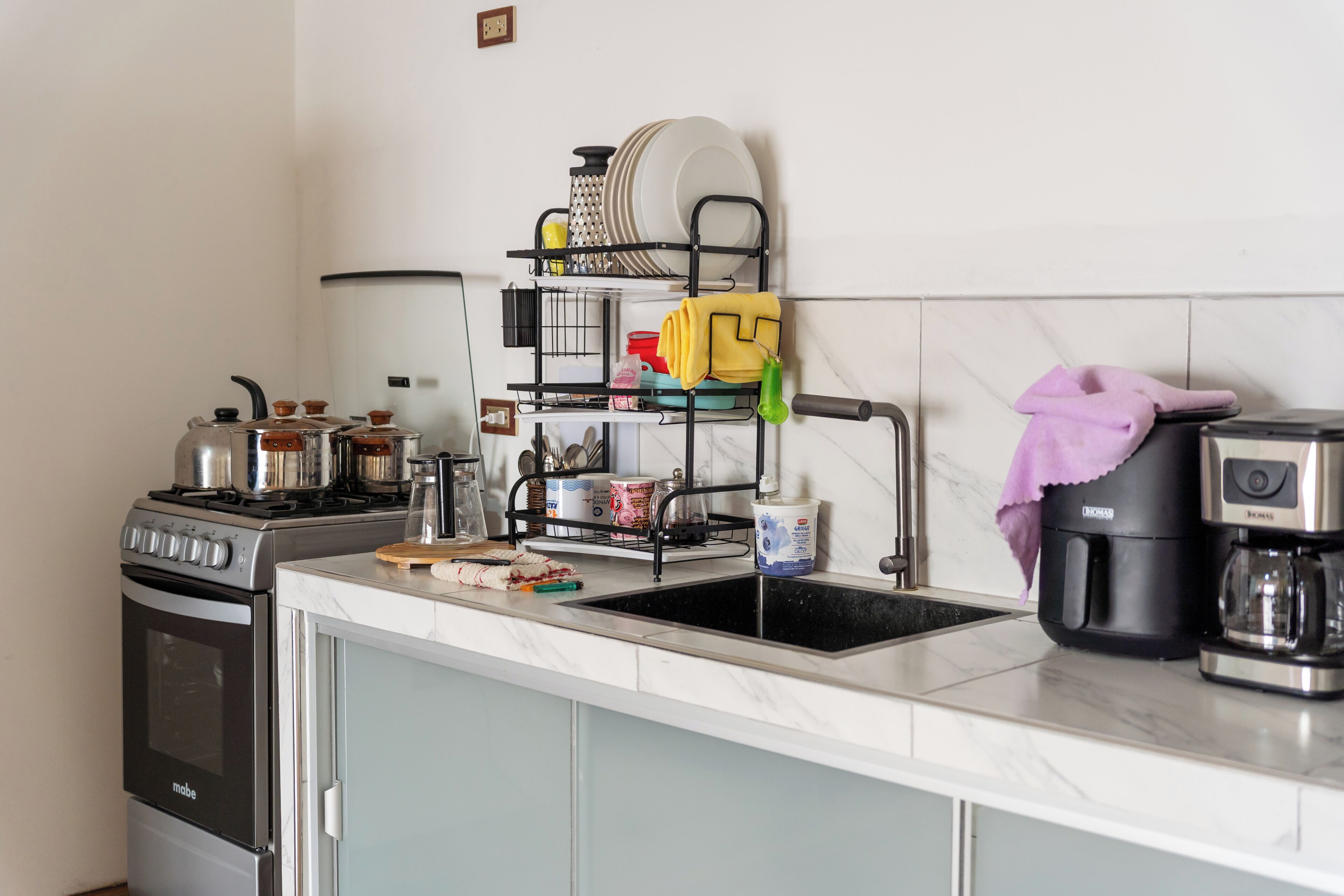 Estudi en suite familiar, servei de neteja, vistes a la platja | Cuina privada | Bullidora elèctrica 
