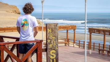 Eenvoudige vierpersoonskamer, uitzicht op het strand | Terras