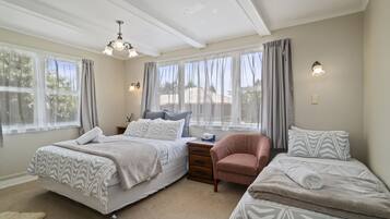 5 bedrooms, iron/ironing board, WiFi, bed sheets