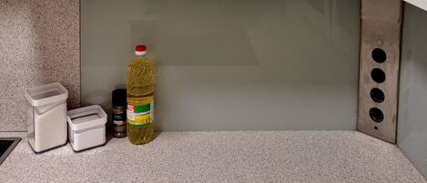 ثلاجة، ميكروويف، فرن، موقد طهي مسطح