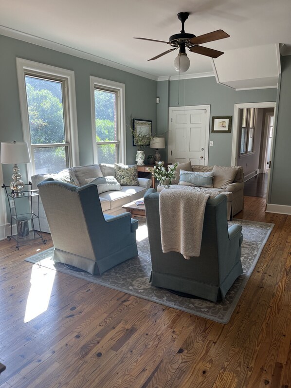 Living area - Walking Distance to the Square and Ole Miss Campus (Oxford)