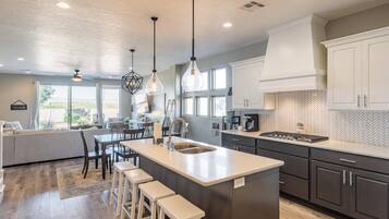 House, Multiple Beds (My Happy Place) | Private kitchen