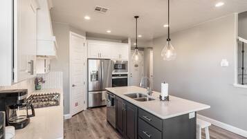 House, Multiple Beds (My Happy Place) | Private kitchen