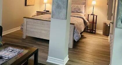 ABBY’S APT Suite , 1 Queen Bed , 65” Curved TV,