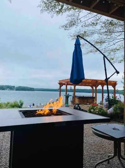 Seasonal Discount is on! 7 ppl Hottub with the view of the Mush a Mush Lake

