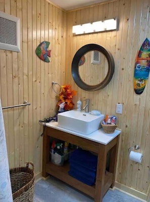 Sèche-cheveux, serviettes fournies, savon, shampoing