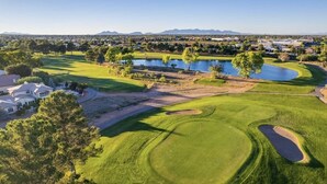 A golf course with multiple ponds, a clubhouse, and surrounding residential areas. - NEW Mountain View 4 BDRM Home with Pool & Spa, right on a Golf Course (Sierra Vista)