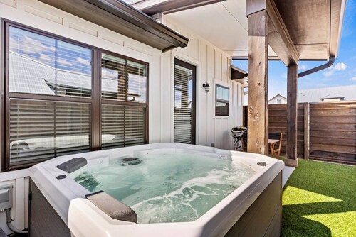 *Brand New| Hot Tub | Near Main