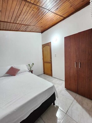 2 Schlafzimmer, Schreibtisch, Bügeleisen/Bügelbrett, WLAN