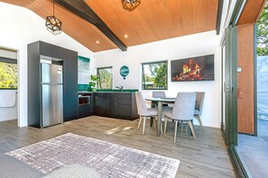 Cabaña | Cocina privada | Refrigerador con congelador, microondas y lavavajillas 