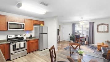 Refrigerador, microondas, horno, placa de cocina