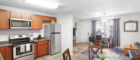 Kjøleskap, mikrobølgeovn, ovn og kokeplater