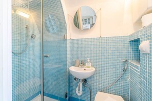 Een douche, een haardroger, een bidet, handdoeken