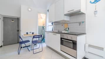 Fridge, stovetop