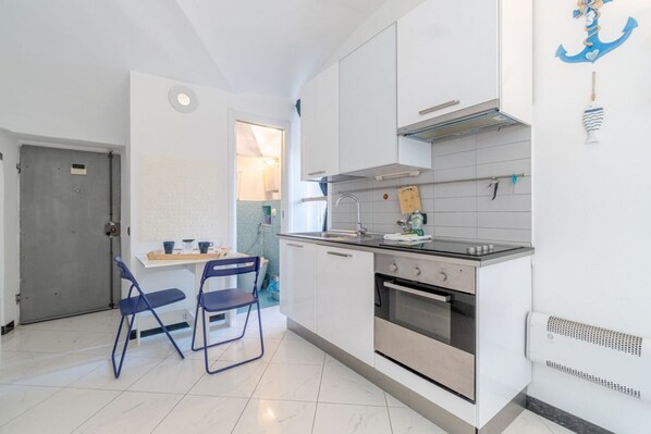 Fridge, stovetop