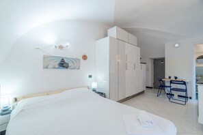 Een strijkplank/strijkijzer, wifi, beddengoed