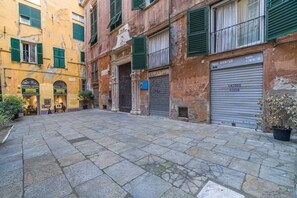 Exterior - GuestHost - Comfortable studio apartment perfect for accommodating up to 2 adults, located in the heart of the historic pedestrian centre: 280 meters from the San Lorenzo cathedral; 350 meters from Palazzo Ducale; 500 meters from the Aquarium and from th (Genova)
