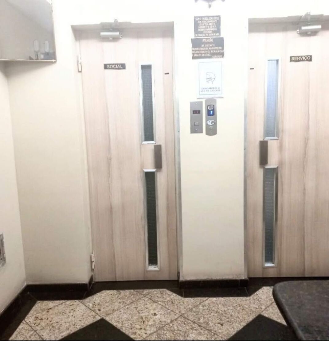 A hotel lobby with two doors labeled "SOCIAL" and "SERVICIO".