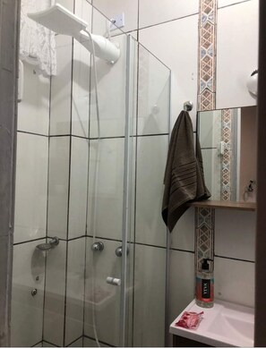 Sèche-cheveux, serviettes fournies, savon, papier toilette