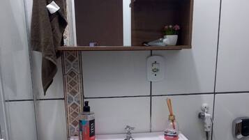 Secador de cabelo, toalhas de banho, sabonete, papel higiênico