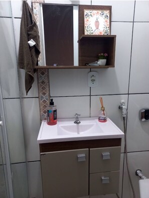 Haartrockner, Handtücher, Seife, Toilettenpapier