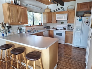 Jääkaappi, mikroaaltouuni, uuni, liesi