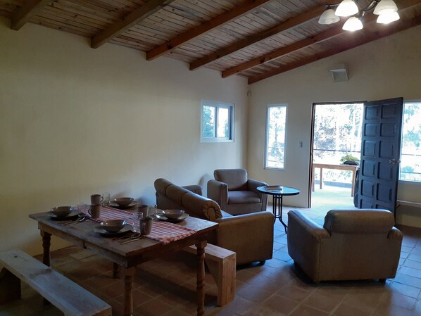 Dining - Lomas De Tarragona, Parque De Aguas Termales. (Quezaltenango)