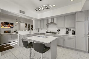 Fridge, microwave, oven, stovetop - Desert Pearl: Pool, Spa, Pool Table, Foosball, EV! (Indio)