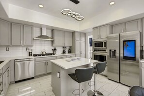 Fridge, microwave, oven, stovetop - Desert Pearl: Pool, Spa, Pool Table, Foosball, EV! (Indio)