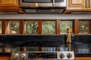 Refrigerador, microondas, horno y parrilla de estufa
