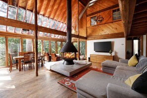 Smart TV, fireplace, stereo - Calgary Haus - woodsy cabin vibes surrounded with nature, comfort, and style (Lake Arrowhead)