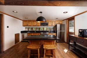 Fridge, microwave, oven, stovetop - Calgary Haus - woodsy cabin vibes surrounded with nature, comfort, and style (Lake Arrowhead)