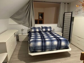 3 makuuhuonetta, työpöytä, silitysrauta/-lauta, ilmainen Wi-Fi