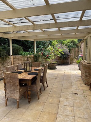 Outdoor dining - Koolyangarra Cottage, Outdoor Spa, Adelaide Hills (Carey Gully)