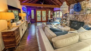 Smart TV, fireplace, books, stereo - Iconic Private DCL Lakefront Cabin + Hot Tub (Swanton)