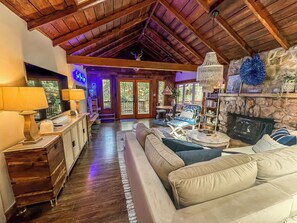 Smart-TV, peis, bøker og stereoanlegg