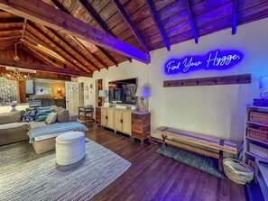 Smart-TV, peis, bøker og stereoanlegg