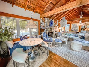 Smart-TV, peis, bøker og stereoanlegg