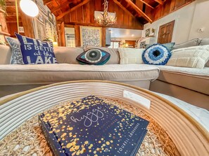 3 bedrooms, WiFi, bed sheets - Iconic Private DCL Lakefront Cabin + Hot Tub (Swanton)