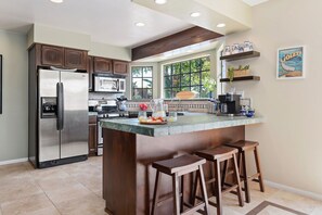 冷蔵庫、電子レンジ、オーブン、コンロ