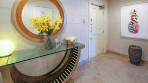Unclassified image, 4 of 32, button - Stunning Beachfront Condo on Payne's Bay (Paynes Bay)