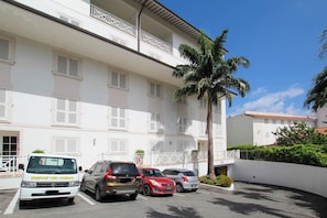Exterior - Stunning 2-bed Beachfront Condo on Payne's Bay (Paynes Bay)