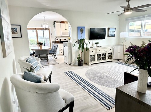 Art Gallery Family Home - Southern California Style - Excellent Location