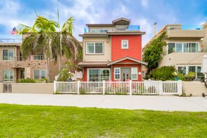 Exterior - Bayfront Dreams - Bay Views, Garage, Boardwalk & Patio (Mission Beach)