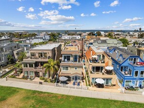 Un quartier résidentiel avec des maisons, dont certaines sont dotées de balcons, et qui offre une vue sur l’océan.